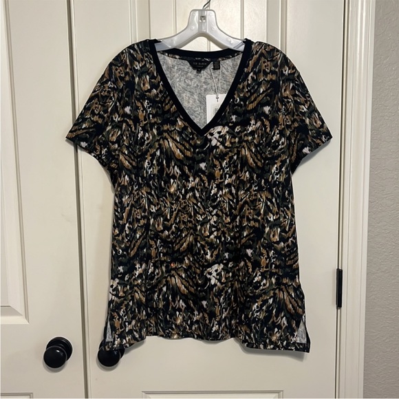NWT Ted Baker Jilliee Camo Printed V Neck Tee - Picture 3 of 7